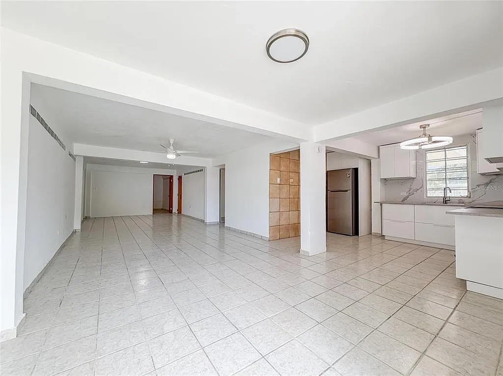 3 bed, 2.0 bath, 2116 sqft, $1,700 — Photo 2