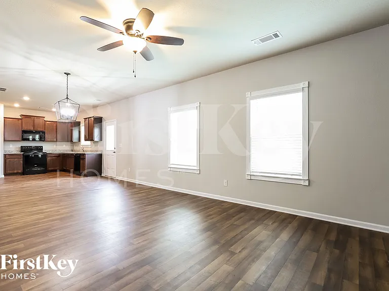 1006 Independence Ave — Photo 4