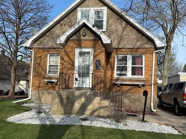 920 N Madison St, Woodstock, IL 60098