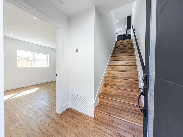 Luxury 3 & 4 Bed Townhomes | Walk to NoHo Arts District + Toluca Lake — Photo 21