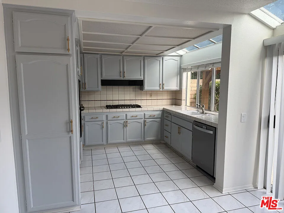 3 bed, 2.5 bath, 2269 sqft, $4,590 — Photo 4
