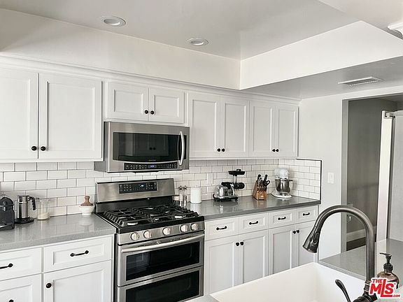 5th image of 11824 Moorpark St APT E