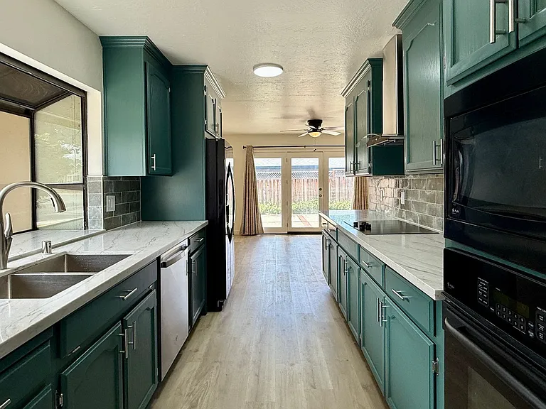 390 Howard Dr — Photo 2