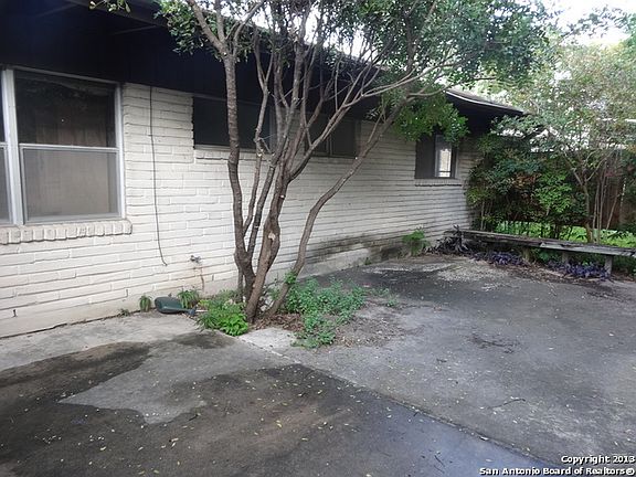 3rd image of 2902 Woodcrest Dr