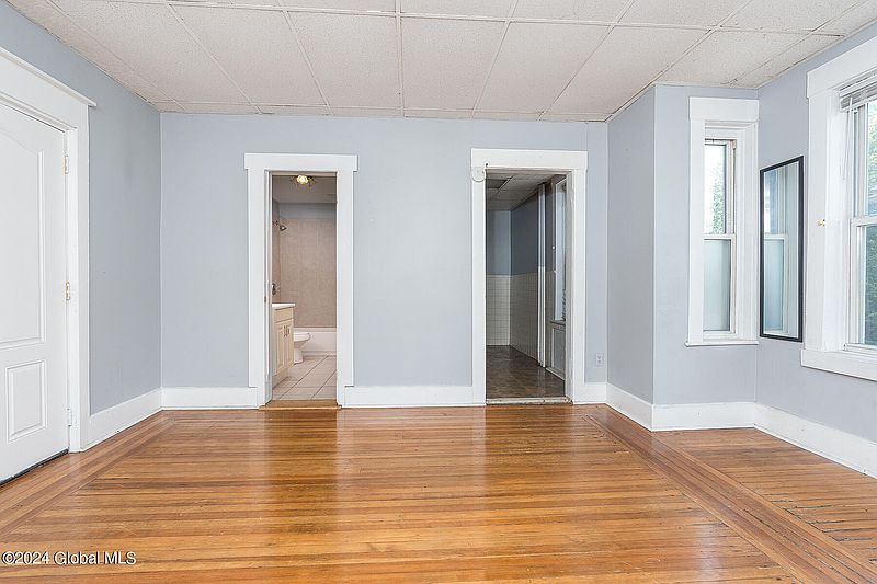 4th image of 150 Morton Avenue