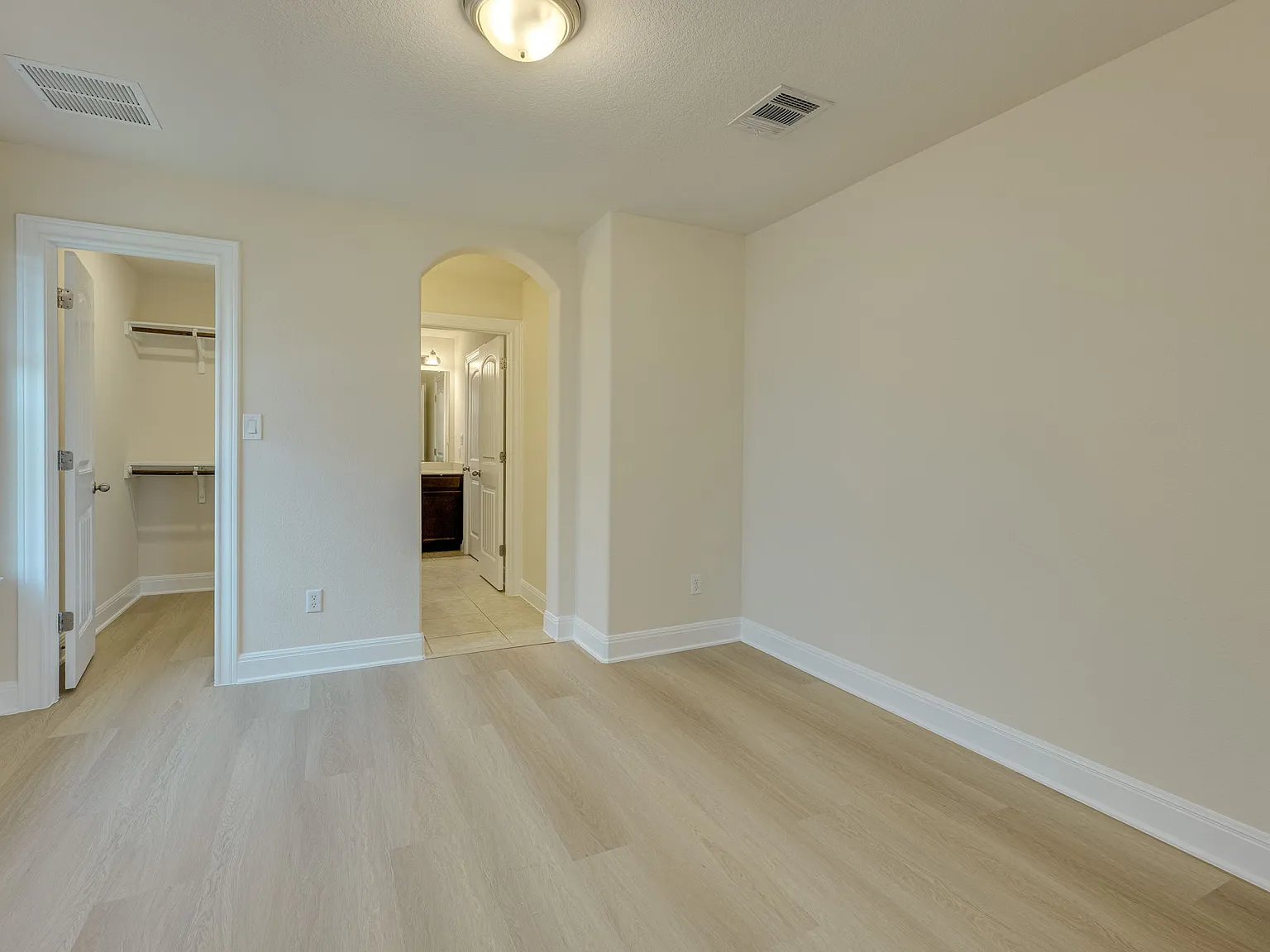 5 bed, 3494 sqft, $2,999 — Photo 4
