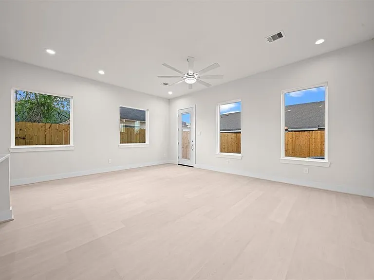 4525 Davenport St — Photo 10