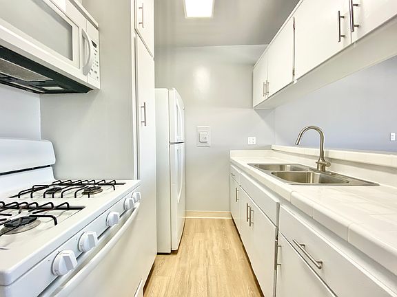 3rd image of 12309 Burbank Blvd APT 17