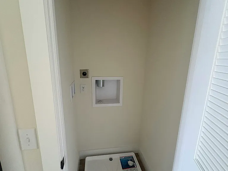 Washer/ dryer hookups