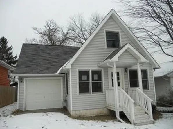 214 Woodland Dr, Round Lake Beach, IL 60073