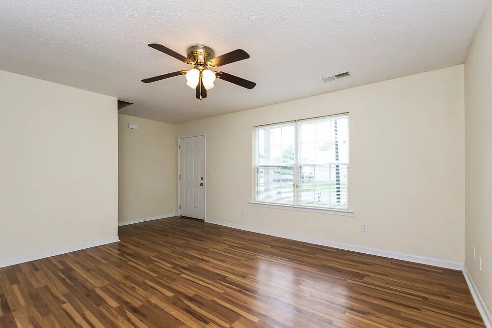 3 bed, 2.0 bath, 2018 sqft, $1,880 — Photo 3