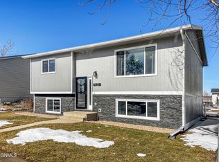 1820 28th St W, Williston, ND 58801