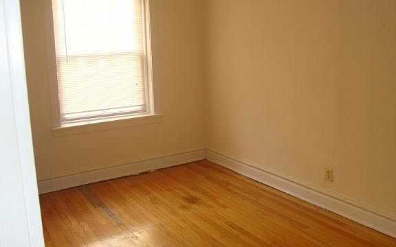 2nd image of 2453 W Gunnison St APT Gdn