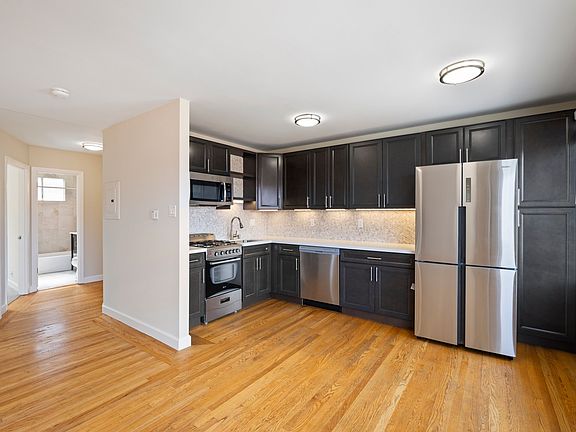 2nd image of 785 Bay St APT 6