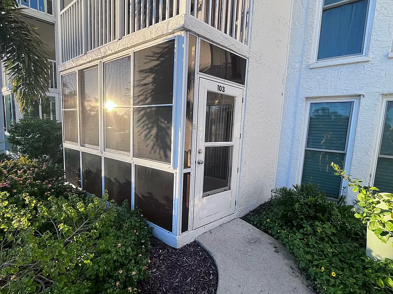 Outdoor entrance to screened in lana.