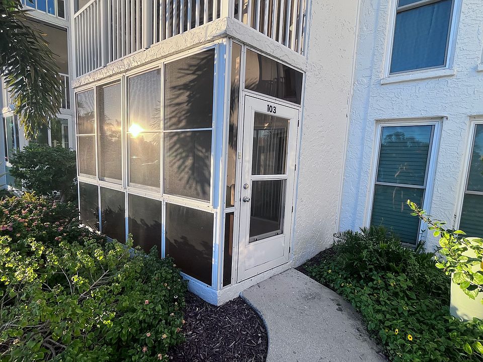 Outdoor entrance to screened in lana.