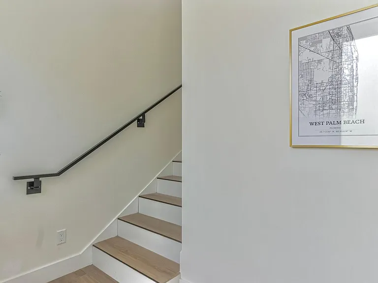 436 Monroe Dr #438 — Photo 3