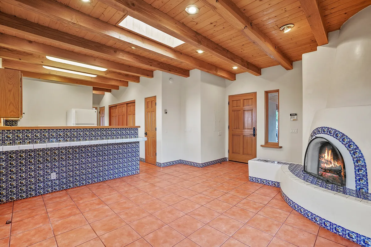 Building Photo - 1060 Bishops Lodge Rd