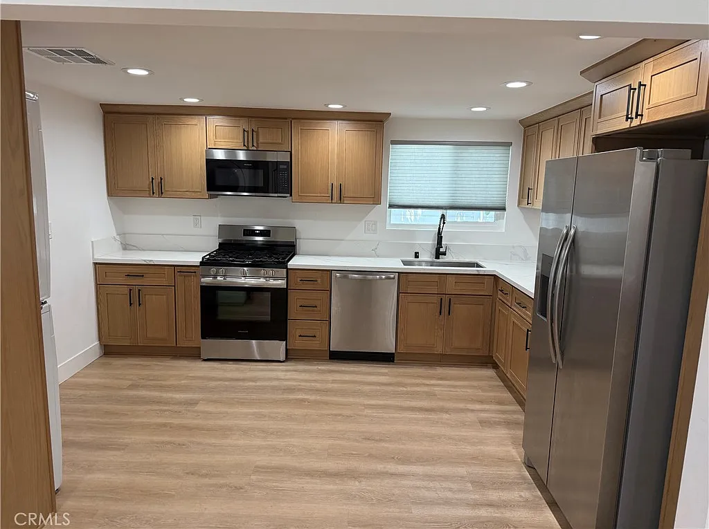 3 bed, 1020 sqft, $3,000 — Photo 2