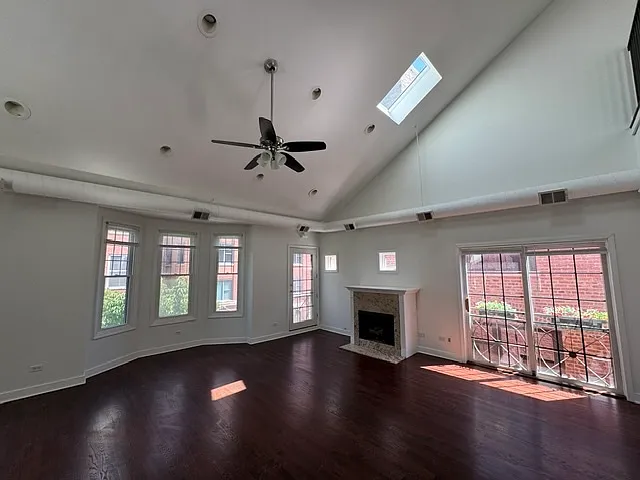 811 W Superior St #4 — Photo 4