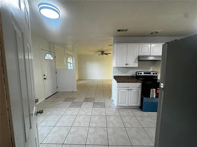 3 bed, 2.0 bath, 1850 sqft, $1,900 — Photo 2