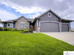 15457 Laurel Cir, Omaha, NE 68116