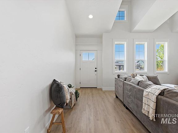 3rd image of 1212 N Meadowglen Ave