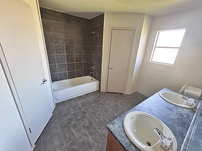 5001 Greenlee Dr — Photo 13