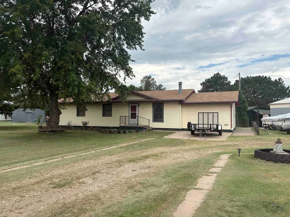 609 E Lakeview Dr, Great Bend, KS 67530