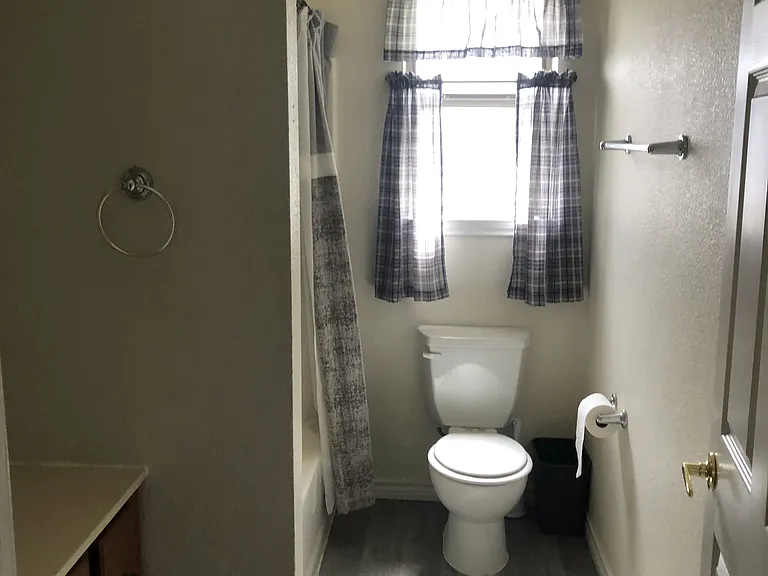 Tub/shower in Full Secondary bath