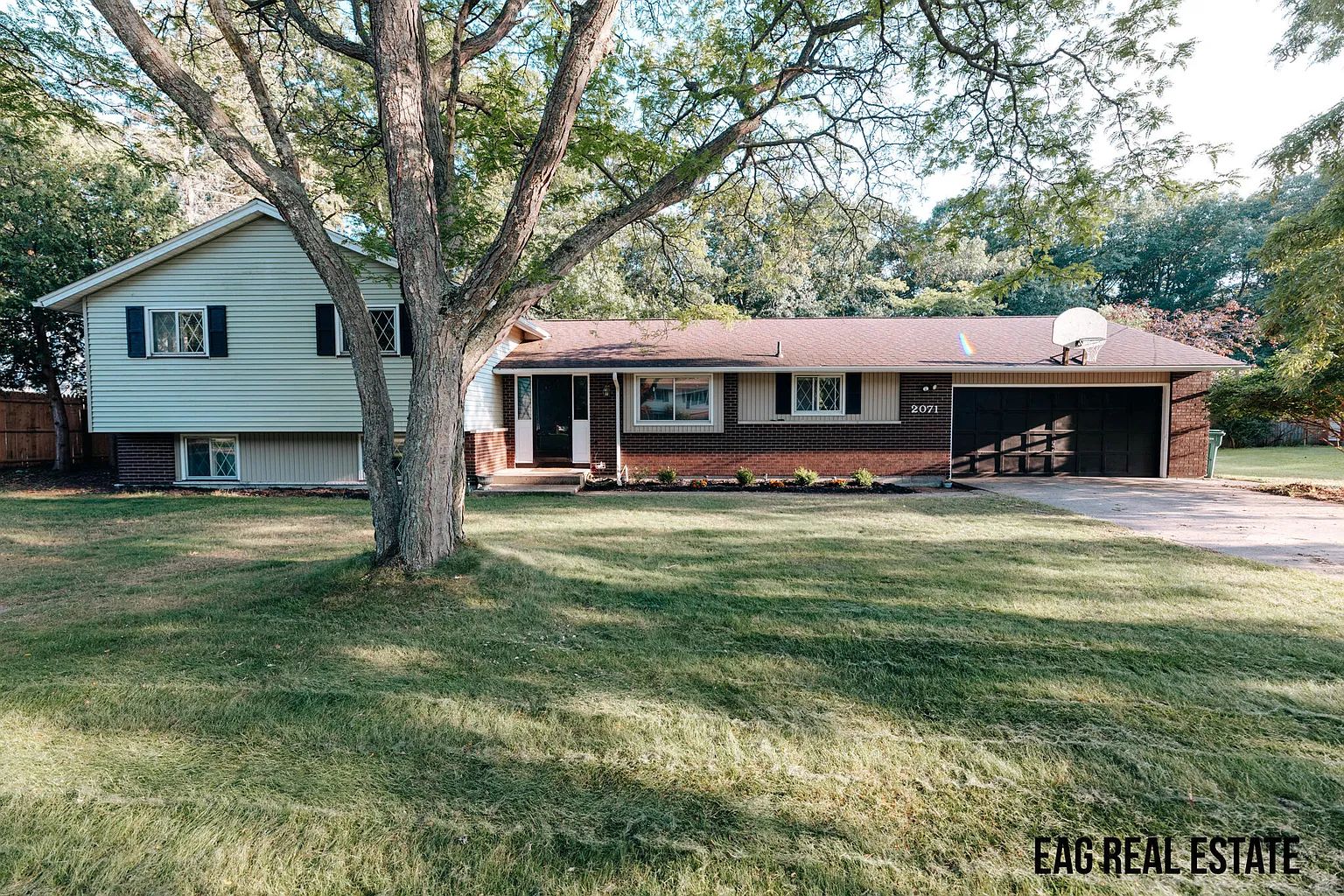 2071 Easthill Dr photo 1