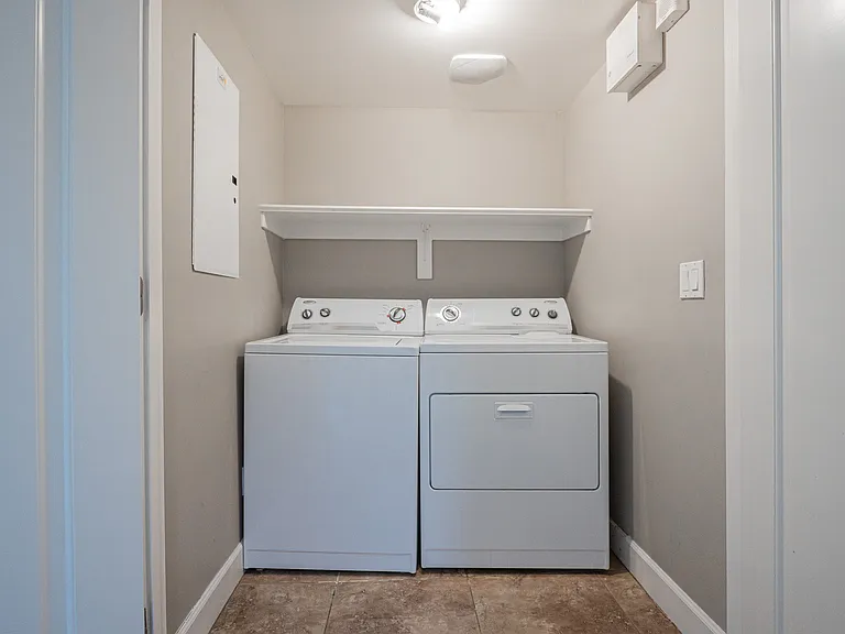 563 W 6th St — Photo 21