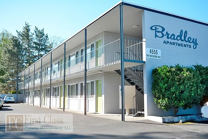 Bradley Apartments — Photo 1