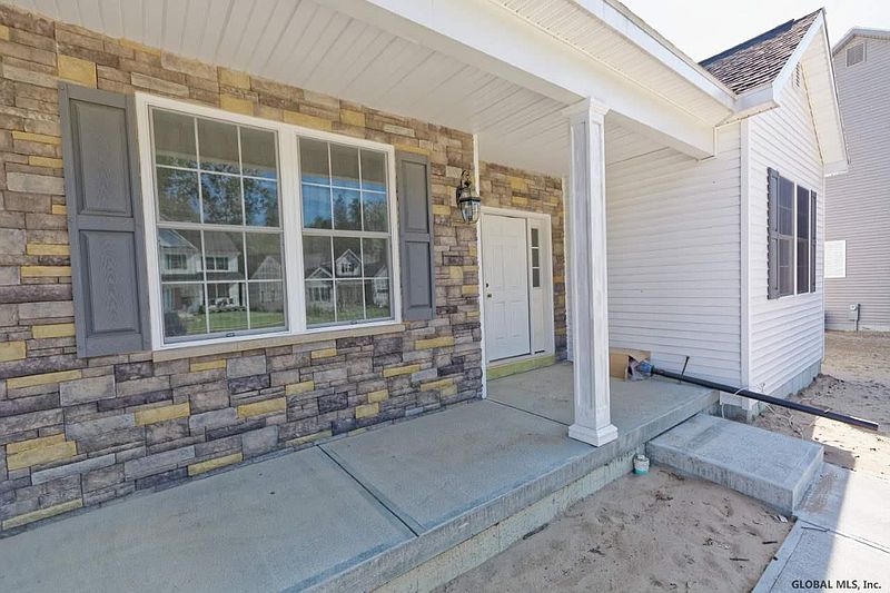 5th image of 37 Tamarack Street