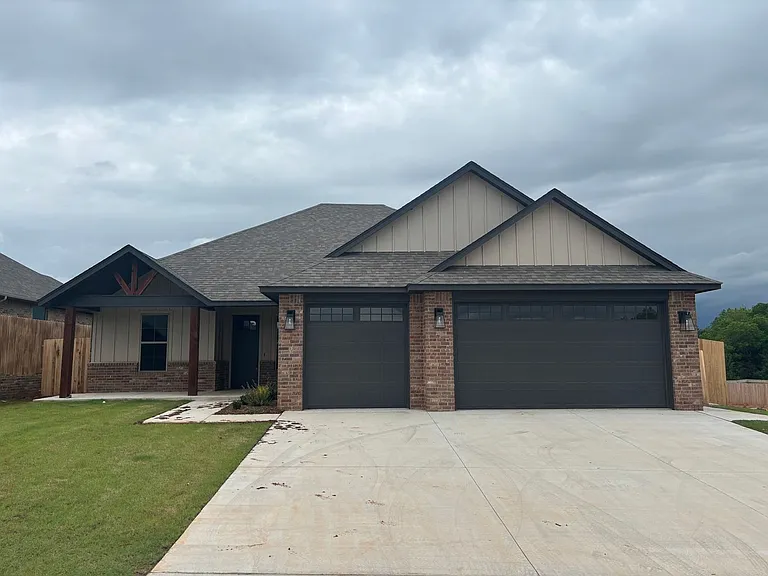 1900 Inglenook Dr — Photo 1
