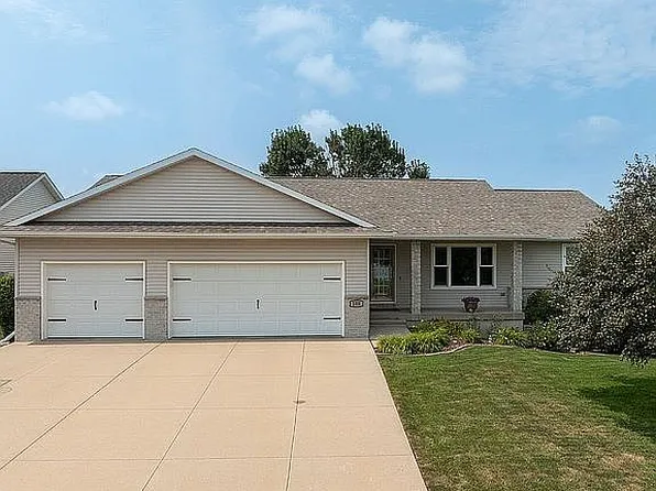 100 S Hill Crest Cir, Center Point, IA 52213