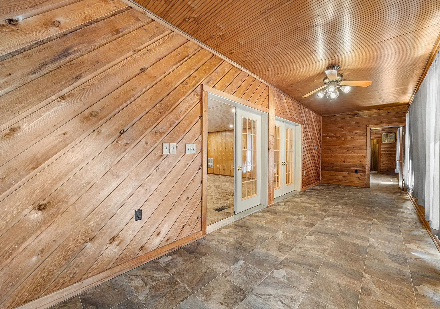 Spacious 4 Bedroom 3 Bath Home — Photo 4