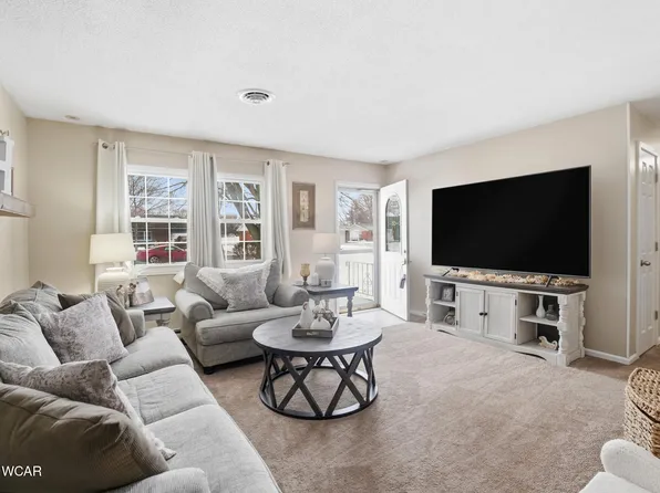 821 Poppy Dr, Wapakoneta, OH 45895