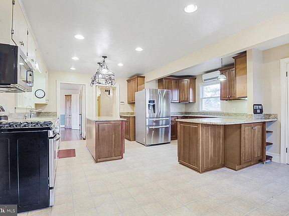 3rd image of 1600 Briggs Rd