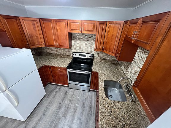 4th image of 1406 Canton St