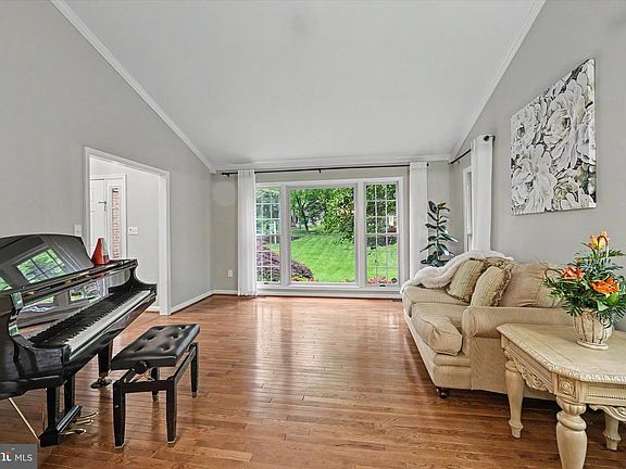 3rd image of 8033 Crest Rd