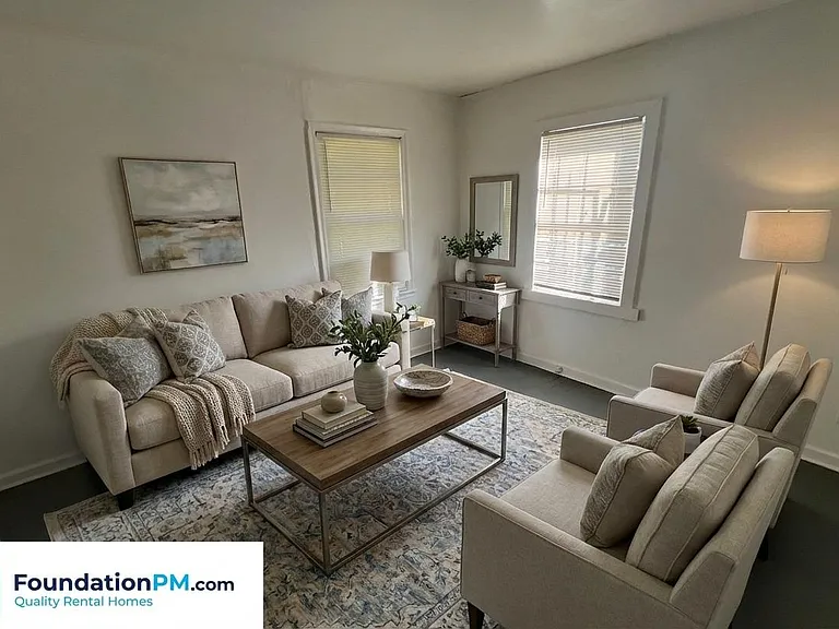 2320 E Warren St — Photo 7