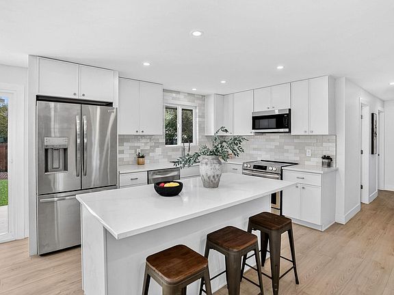 3rd image of 1708 Jewel Dr