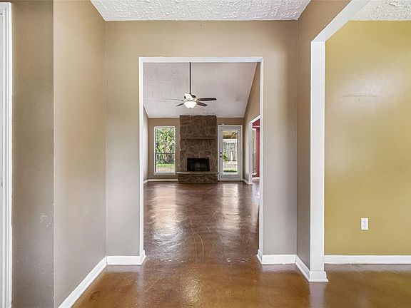 4th image of 19307 Nasworthy Dr