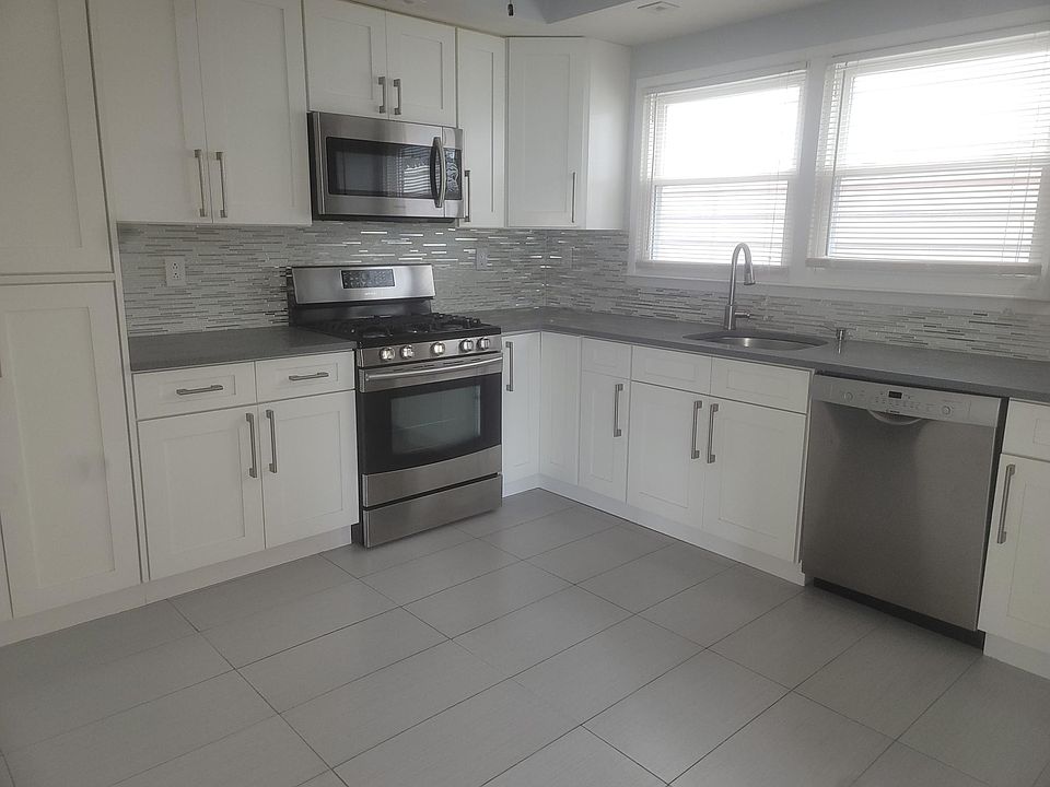 Eat-in Kitchen