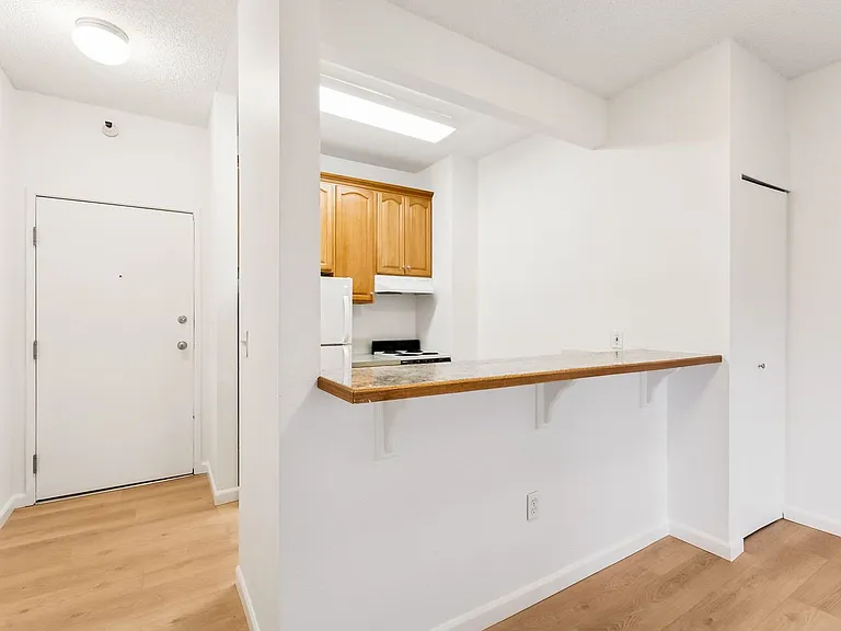 Pine Street Apartments — Photo 5