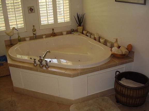 Large Jet Tub in Master