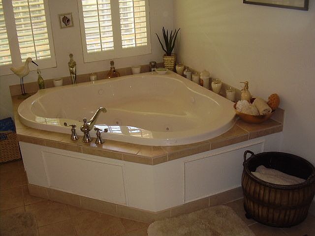 Large Jet Tub in Master