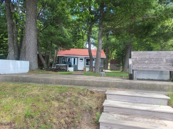 6299 Woodland Dr, Oscoda, MI 48750