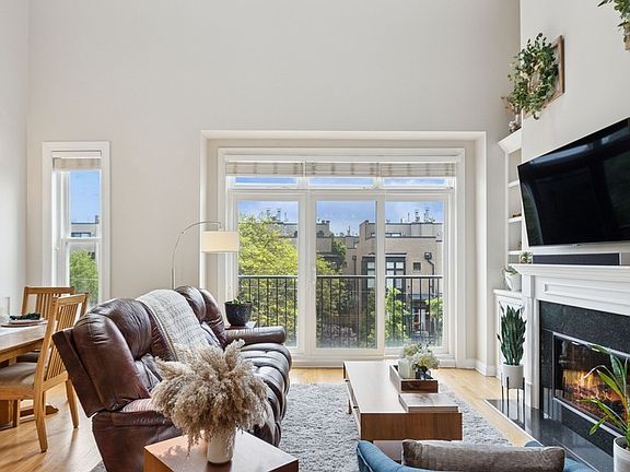 4th image of 1712 W Diversey Pkwy #3
